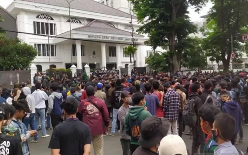  Ricuh, Gas Air Mata Bubarkan Demo Tolak UU Cipta Kerja di Bandung