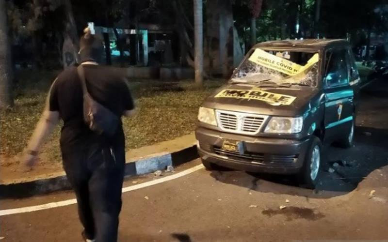  Demo Tolak UU Cipta Kerja Rusuh, Mobil Polrestabes Bandung Dirusak