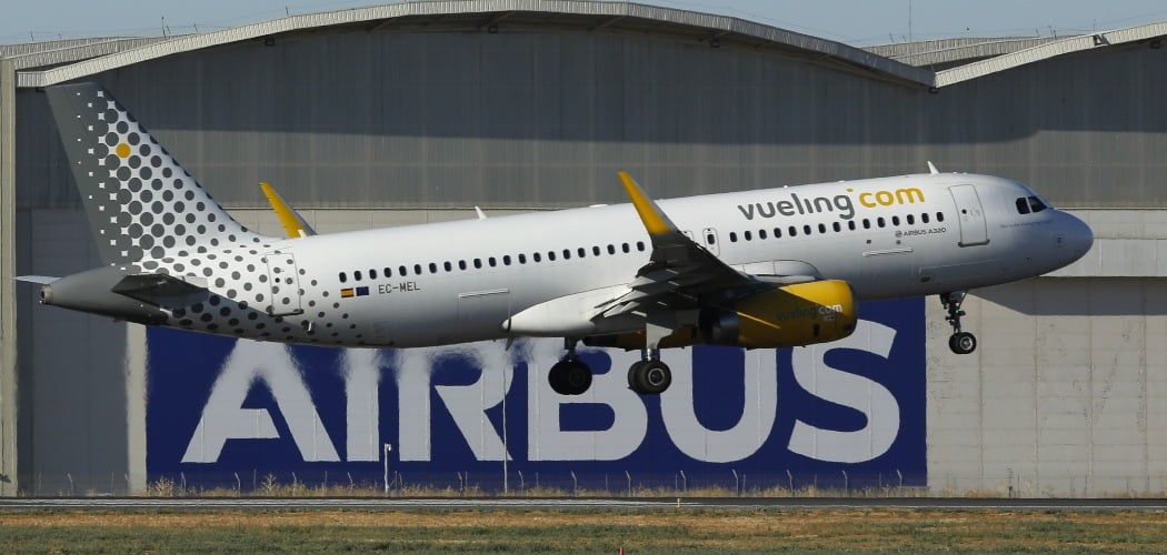 Sebuah pesawat Airbus A320 yang dioperasikan Vueling Airlines SA, salah satu anak usaha International Consolidated Airlines Group SA (IAG), mendarat di runway pabrik milik Airbus SE di Sevilla, Spanyol, Jumat (3/7/2020). - Bloomberg/Marcelo del Pozo\\r\\n