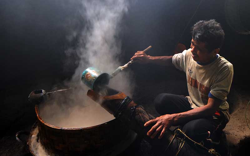  Produksi Gula Aren Secara Tradisional di Sumatra Barat