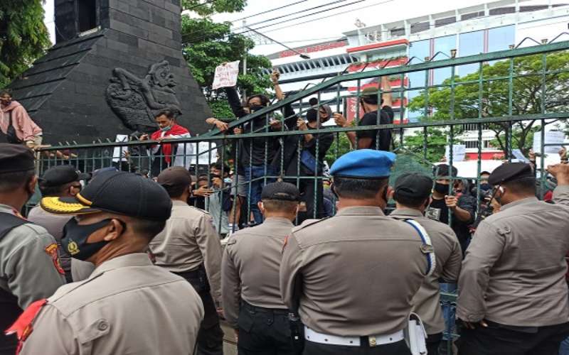  Ricuh! Demonstran Jebol Pagar di Gedung DPRD Jateng, Ada Korban Luka