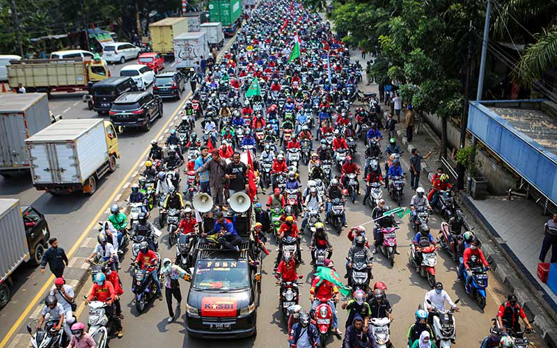  Ribuan Buruh di Tangerang Turun Ke Jalan Memprotes Pengesahan RUU Cipta Kerja