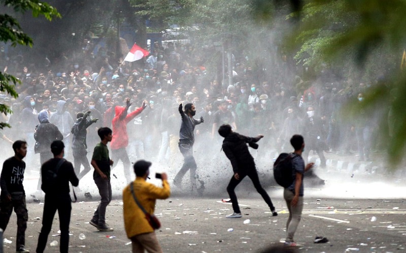  Ricuh, Massa Aksi Demo Tolak UU Cipta Kerja di Kota Bandung Dibubarkan