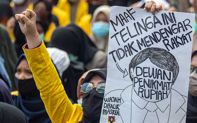 Sejumlah mahasiswa yang tergabung dalam Aliansi BEM se Sumatera Selatan berdemo di Simpang Lima DPRD Provinsi Sumatera Selatan, Palembang, Rabu (7/10/2020). Mereka menuntut pencabutan UU Omnibus Law Cipta Kerja yang telah disahkan oleh DPR, karena dinilai merugikan para pekerja di Indonesia. ANTARA FOTO/Nova Wahyudi