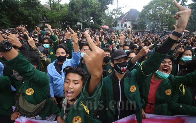  Mahasiswa di Bandung Gelar Aksi Menolak Pengesahan UU Cipta Kerja