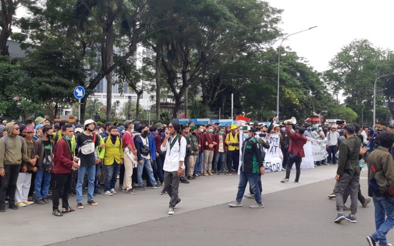  Ratusan Mahasiswa Orasi Tolak Omnibus Law di Dekat Istana Presiden