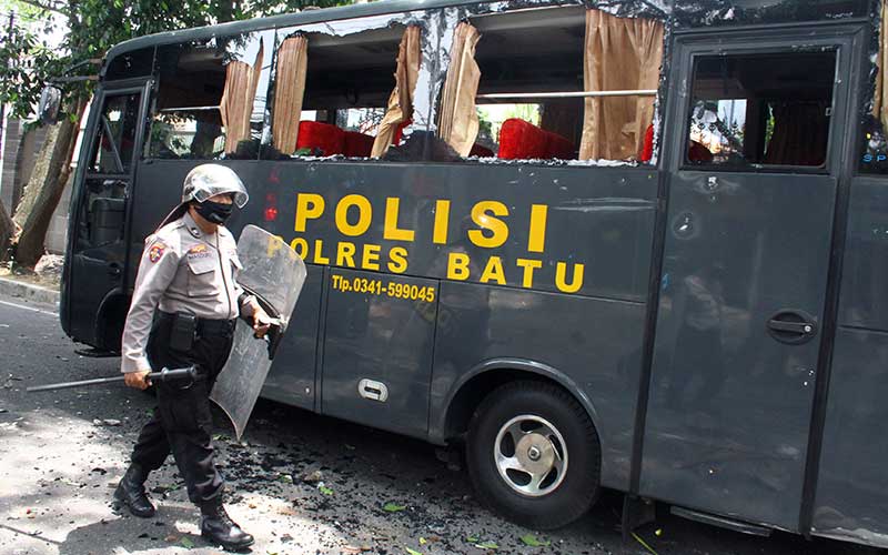  Mobil Polisi Dirusak Massa Saat Aksi Penolakan UU Cipta Kerja di Malang