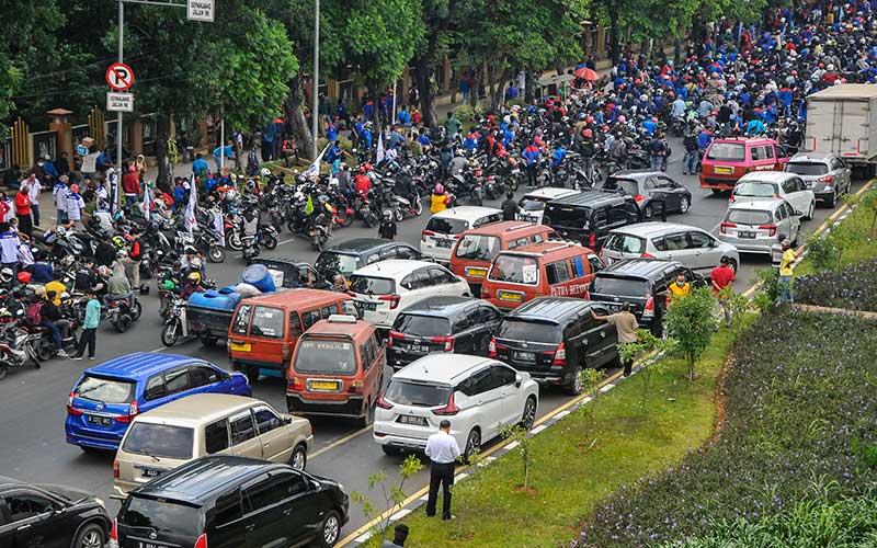  Unjuk Rasa Penolakan UU Cipta Kerja di Bekasi Diwarnai Aksi Blokir Jalan