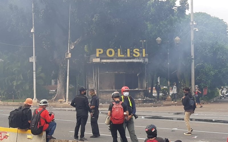  Unjuk Rasa Memanas, Pos Polisi Kawasan Monas Dibakar Massa