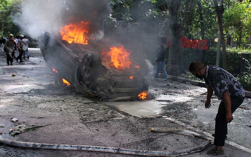  Mobil Dinas Satpol PP Dibakar Massa Saat Unjuk Rasa Menolak UU Cipta Kerja