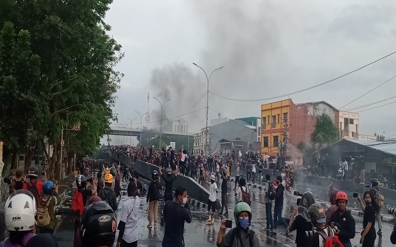  Polisi dan Pengunjuk Rasa di Makassar Saling Serang