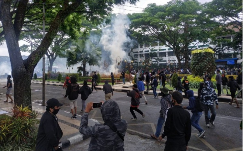  Demo Omnibus Law di Malang Ricuh, 4 Mobil Satpol PP Dirusak