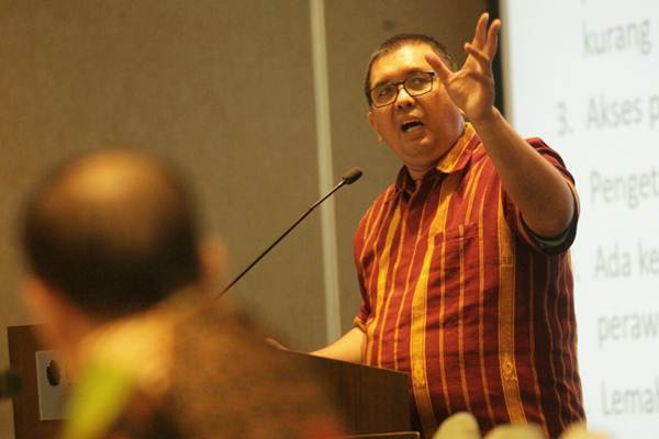 Koordinator advokasi BPJS Watch Timboel Siregar berbicara pada seminar Perbandingan Jaminan Kesehatan Nasional dengan  Cakupan Semesta di Negara Asia di Jakarta, Senin (18/9)./JIBI-Dedi Gunawan