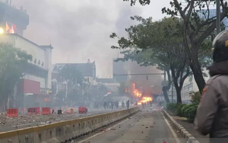  Demo UU Cipta Kerja, Polisi Amankan 2 Orang Diduga Pembakar Pos Polisi Tomang