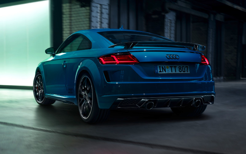 Selain lapisan cat solid biru turbo, pelanggan dapat memilih warna metalik tango red, glacier white dan chronos grey, yang tersedia untuk TT untuk pertama kalinya. /Audi