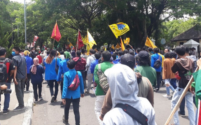  Massa Mulai Berdatangan ke Kompleks Pemkab Cirebon, Tolak UU Cipta Kerja 