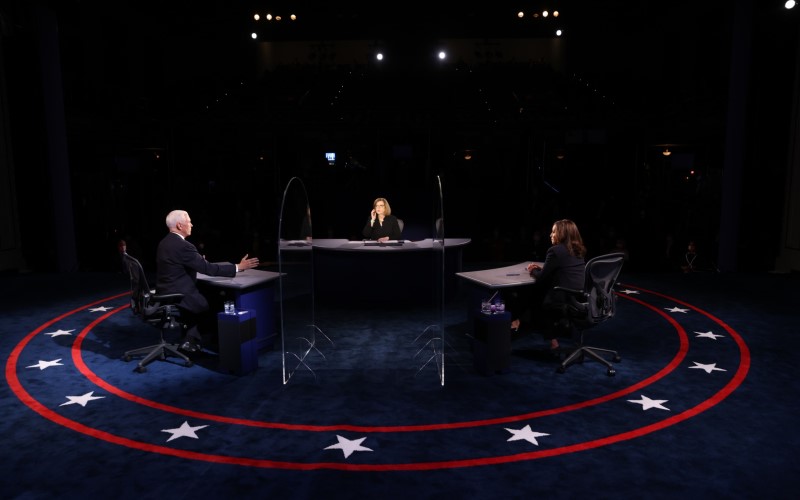 Mike Pence, kiri, berbicara saat Kamala Harris, kanan, mendengarkan dalam debat wakil presiden AS di University of Utah di Salt Lake City, Utah pada 7 Oktober./Bloomberg