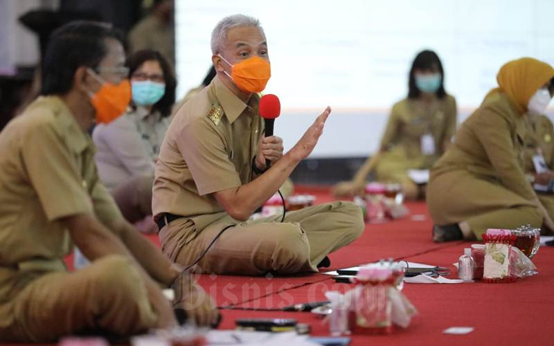  Ganjar Pranowo, Buruh, dan Pengusaha Lesehan Bahas UU Cipta Kerja 