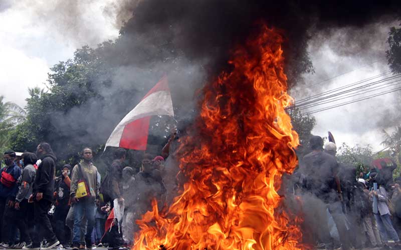  Ribuan Mahasiswa dan Buruh Gelar Aksi Tolak UU Cipta Kerja di Banyuwangi