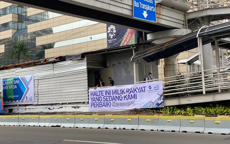  Di Halte Transjakarta Terbentang Spanduk Ini, Sindir Siapa Ya? 