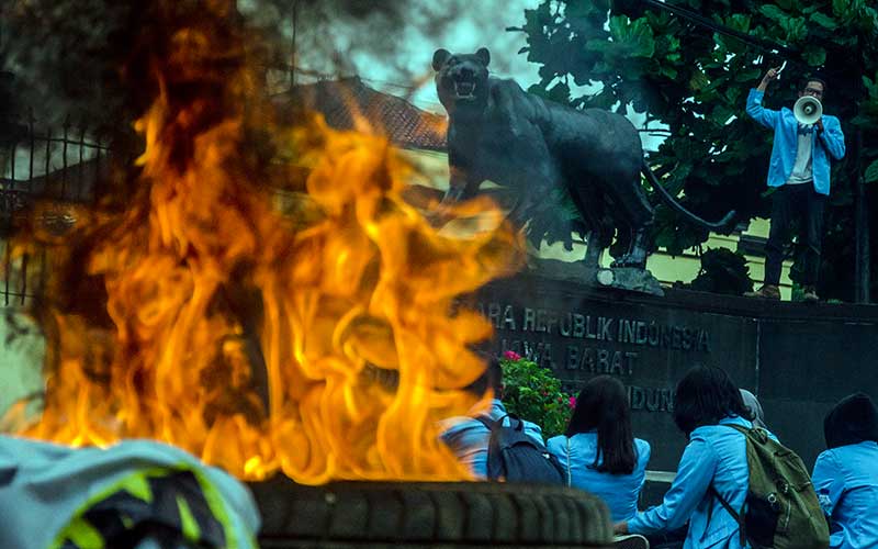  Mahasiswa di Bandung Gelar Aksi Terkait Tindakan Represif Aparat Kepolisian saat Demo UU Cipta Kerja