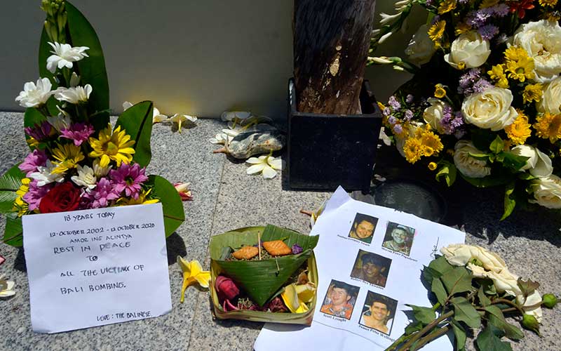  Kenang 18 Tahun Tragedi Bom Bali, Wisatawan Letakan Karangan Bunga di Monumen Bom Bali