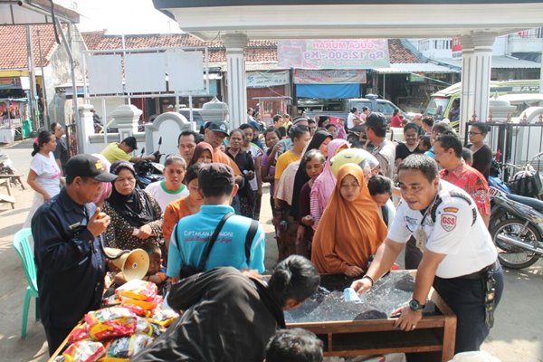 Masyarakat antusias membeli gula murah pada OP gula murah oleh PT RNI di salah satu pasar di Jawa Barat, Jumat (3/6/2016)./Bisnis-Istimewa