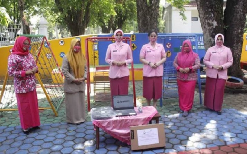  Kolaborasi Pertamina-Polri, 60 Unit Laptop Disalurkan untuk Sekolah di Sulawesi