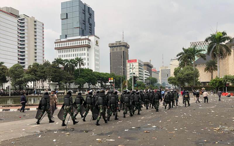  Sempat Ricuh, Usai Massa 3010 Bubar, Massa Berusia Muda Lempari Polisi