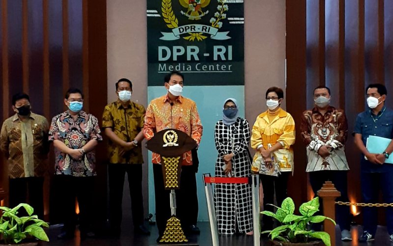  DPR Bantah Ada Pasal Selundupan dan Pastikan UU Cipta Kerja 812 Halaman