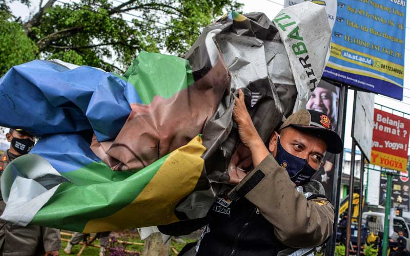  Satpol PP Bersama Bawaslu Tertibkan Alat Peraga Kampanye di Jawa Barat