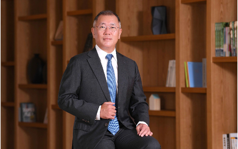 Euisun Chung, Chairman Hyundai Motor Group. Euisun Chung menegaskan bahwa dia akan melanjutkan dan membangun warisan dari Ketua Pendiri Juyung Chung dan Ketua Kehormatan Mong-Koo Chung. /Hyundai