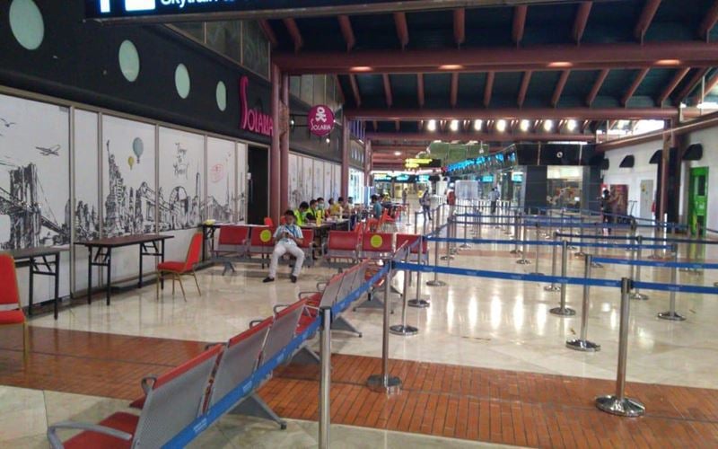 Suasana terminal 2 Bandara Soekarno-Hatta pada Kamis (15/5/2020) siang, tampak sepi setelah sempat terjadi antrean penumpang tanpa jarak yang berisiko terjadi penularan Covid-19 pada Kamis (14/5/2020) pagi. JIBI/Bisnis-Abdul Azzam