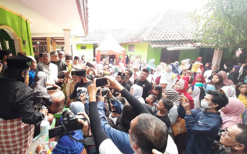  Rebo Wekasan, Warga Cirebon Mandi di Sungai dan Makan Apem