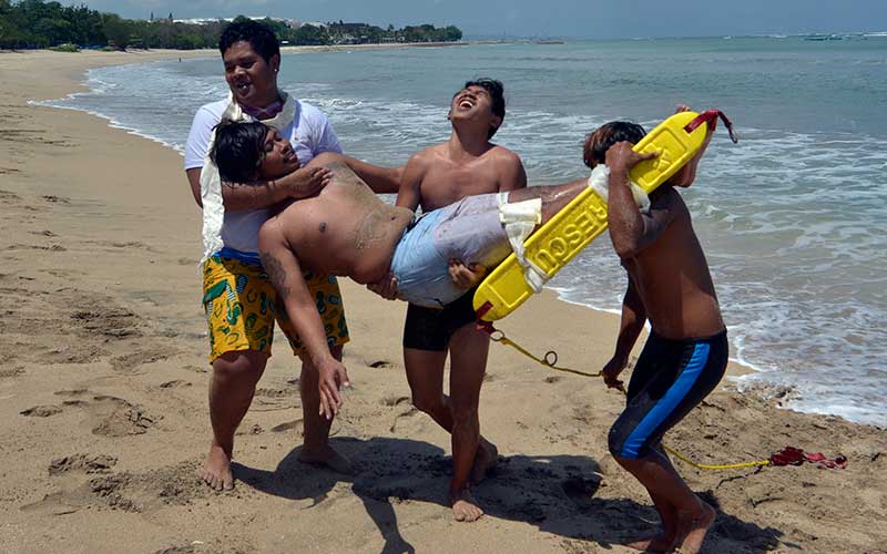  Balawisata Bali Gelar Simulasi Penyelamatan Wisawatan Yang Hanyut di Laut