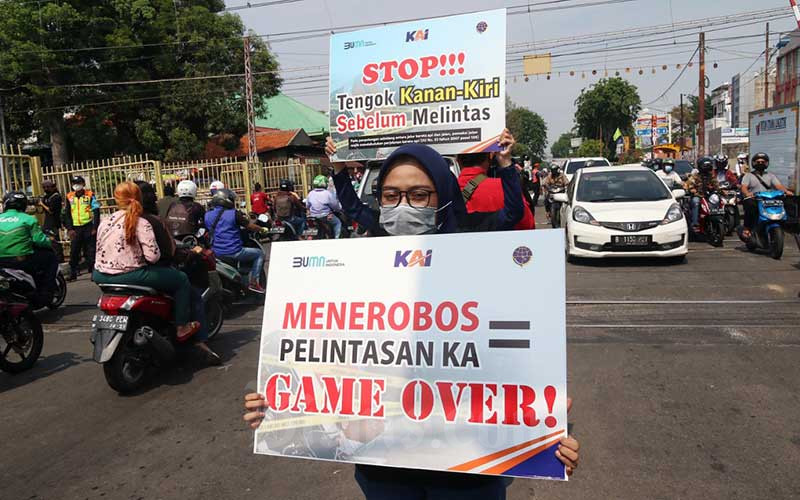  Relawan Gelar Sosialisasi Keselamatan Pelintasan Sebidang Kereta Api di Jakarta