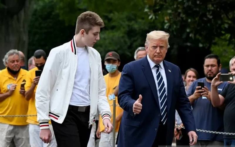  Trump, Melania dan Putranya Barron Eks Pasien Covid-19