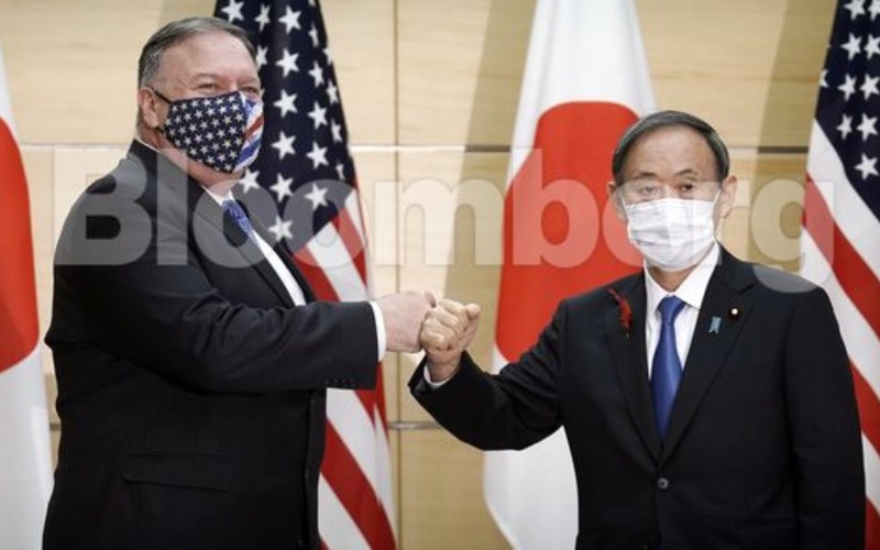 Sekretaris Dalam Negeri AS Michael Pompeo (kiri) dan Perdana Menteri Jepang berfoto bersama di Tokyo, Jepang, Selasa (6/10/2020)./Bloomberg.