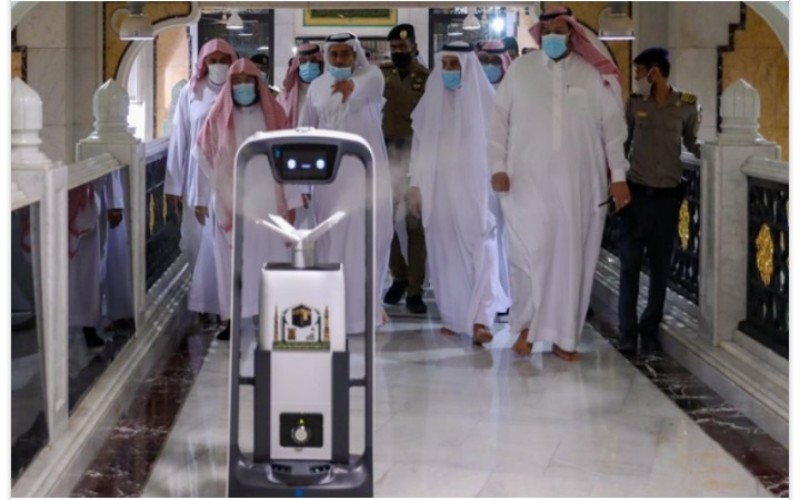  Robot Sterilisasi di Masjidil Haram Ditambah, Sehari 4.500 Liter Disinfektan Dipakai