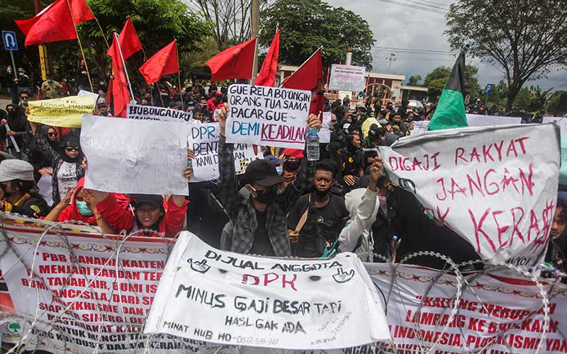  Mahasiswa di Palangkaraya Gelar Unjuk Rasa Menolak UU Cipta Kerja