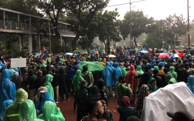  Demonstran Tolak UU Cipta Kerja Masih Bertahan Meski Hujan Deras