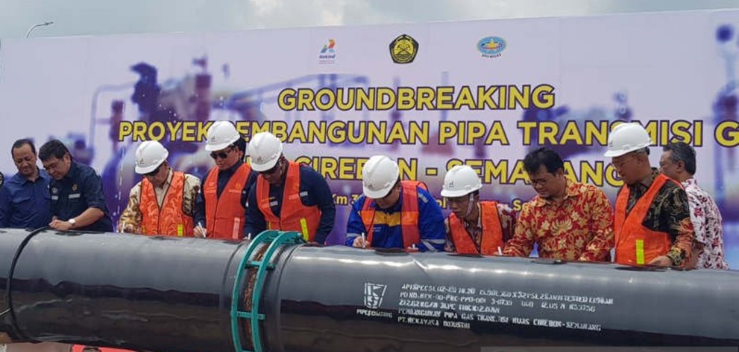 Peletakan batu pertama pembangunan jaringan pipa gas transmisi Cirebon--Semarang sepanjang 255 kilometer di rest area KM 379 tol Batang--Semarang, Jumat (7/2/2020). - ANTARA/I.C.Senjaya