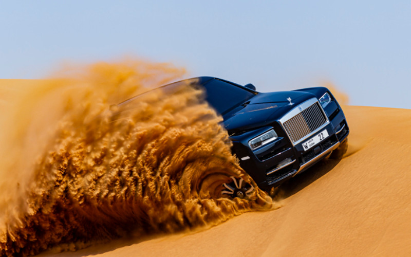  Rolls-Royce Cullinan Meliuk di Medan Pasir