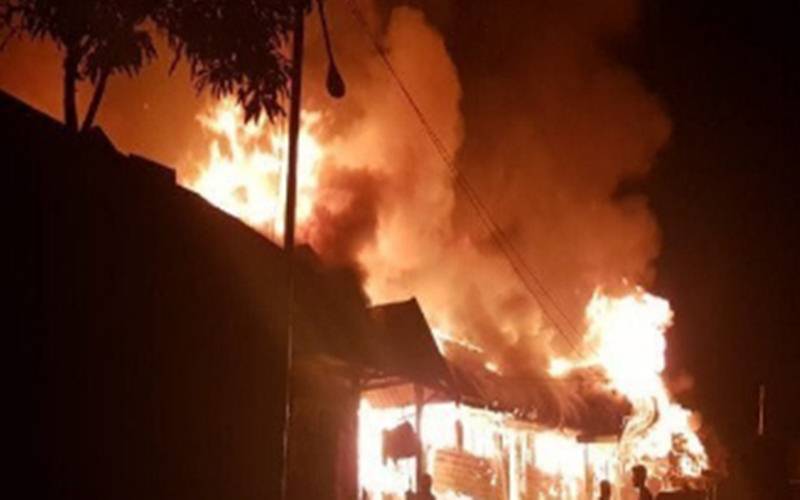  Rumah Betang 70 Pintu Milik Suku Dayak Taman Kapuas Dilalap Api