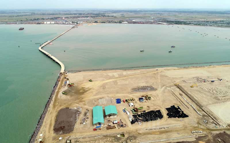 Foto udara proyek pembangunan Pelabuhan Patimban di Kabupaten Subang, Jawa Barat, Selasa (23/6/2020). Bisnis/Rachman