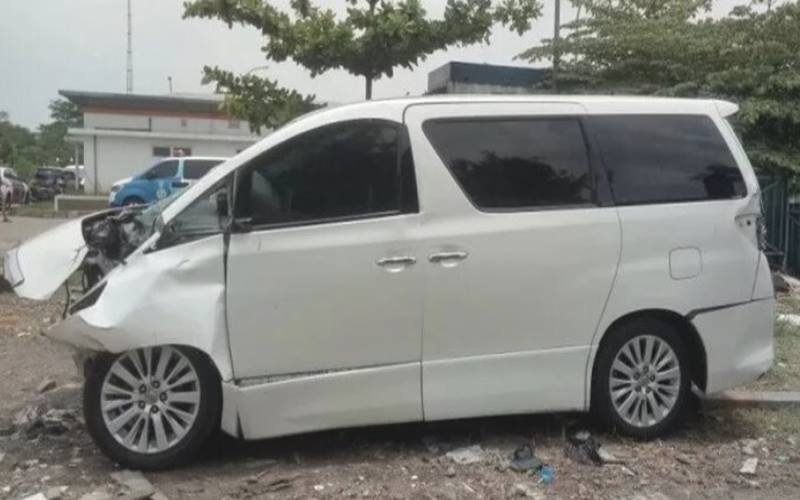 Penampakan mobil Hanafi Rais yang mengalami kerusakan akibat kecelakaan di Tol Cipali./Antara-Humas Polda Jawa Barat