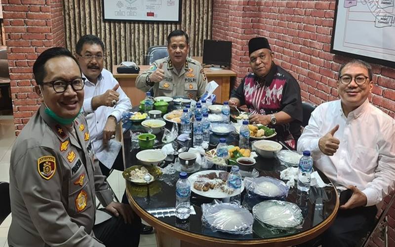  Viral Foto Tersangka Irjen Napoleon dan Prasetijo Makan  Siang Bareng JPU Tak Pakai Baju Tahanan