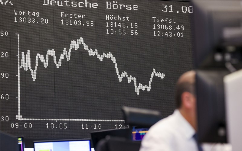 Layar papan perdagangan di bursa Eropa/Bloomberg