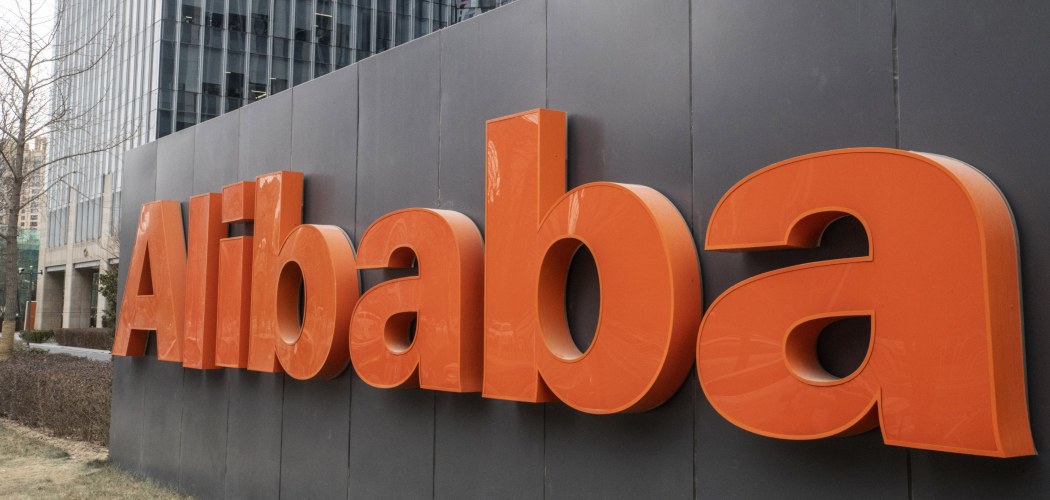Papan nama Alibaba Group Holdings Ltd. ditampilkan di bagian luar kantor perusahaan di Beijing, China.  Gilles Sabrie/Bloomberg