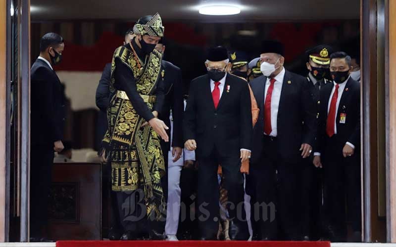 Presiden Joko Widodo diampingi Wakil Presiden Maruf Amin meninggalkan Ruang Rapat Paripurna I, Kompleks Parlemen, Jakarta, Jumat (14/8/2020). Bisnis/Arief Hermawan P